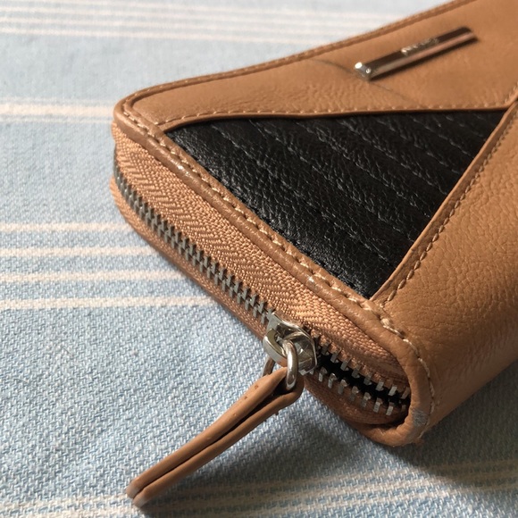 DOCKET Nine West Color Block Wallet - Picture 3 of 8